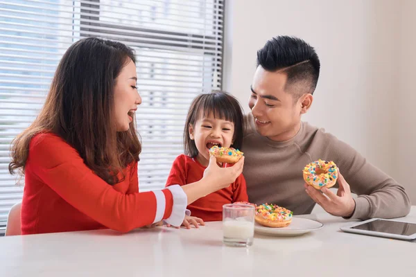 Jovem Família Feliz Com Crianças Desfrutando Café Manhã Uma Sala — Fotografia de Stock
