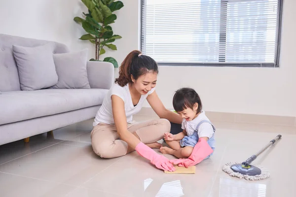 Moeder Dochter Schoonmaken Van Hun Eigen Woonkamer Weekend Onderwijzen Een — Stockfoto