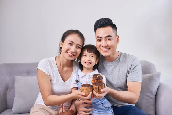 Família Animada Comendo Cupcakes Sala Estar Casa — Fotografia de Stock