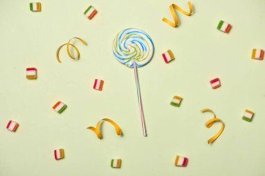 Doğum günü kavramı - çeşitli tatlı beyaz zemin üzerine şeker tatil gıda üstten görünüm. Eğlenceli dekorasyon. En az tatil kavramı. Düz Lay