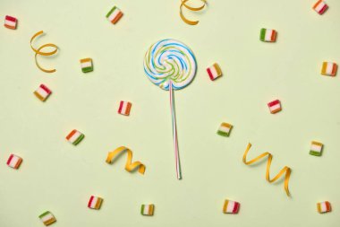 Doğum günü kavramı - çeşitli tatlı beyaz zemin üzerine şeker tatil gıda üstten görünüm. Eğlenceli dekorasyon. En az tatil kavramı. Düz Lay