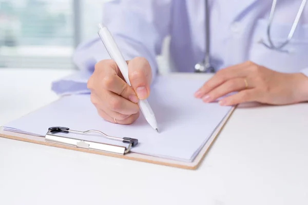 Close Asiático Feminino Médico Mãos Escrever Algo Área Transferência — Fotografia de Stock