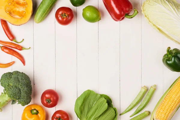 Ahşap arka planda bir yığın taze meyve ve sebze.
