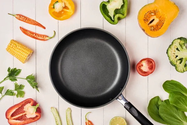 Taze meyve ve sebze vintage kenarlık ve boş tava