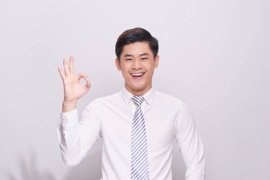 Bir başarı sembolü yapan yakışıklı bir erkek portresi