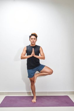 Fitness adam tahta egzersiz eğitim beyaz arka plan kapalı. Genç adam yapar egzersiz. Sağlıklı yaşam, jimnastik kavramı