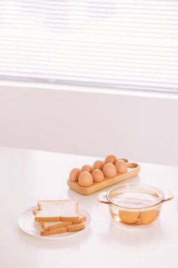 Sağlıklı kahvaltı oluşan kızarmış ekmek, yumurta, salata, domates