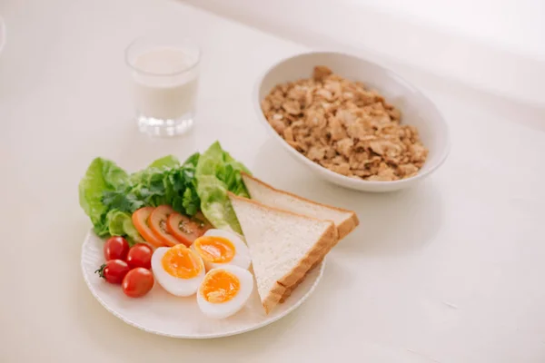 Ensalada Jardín Fresco Con Huevo Aguacate Tomate Plato Piedra Parda —  Fotos de Stock