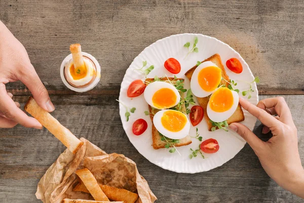 ahşap tahta üzerinde beyaz taze haşlanmış yumurta. Sağlıklı fitness Kahvaltı.