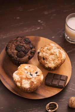 Taze farklı ev yapımı kekler masanın üzerine