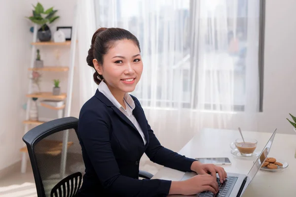 Hermosa Mujer Negocios Está Utilizando Ordenador Portátil Sonriendo Mientras Trabaja — Foto de Stock