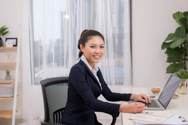 Atrakcyjna Wesoła Młoda Bizneswoman Pracująca Laptopie Uśmiechnięta Siedząc Przy Biurku — Zdjęcie stockowe