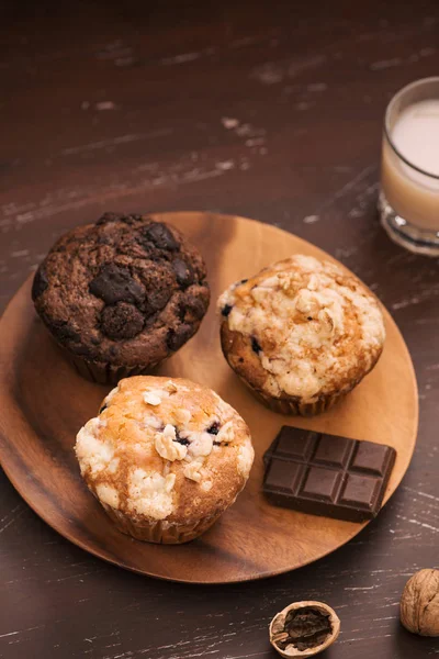 Taze farklı ev yapımı kekler masanın üzerine