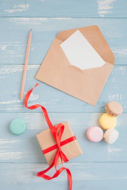 Boş yaprak kağıt tebrik metin ve hediye kutusu için. Üstten Görünüm. Düz yatıyordu.