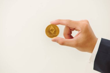 Ethereum para adamın elinde. ETH.