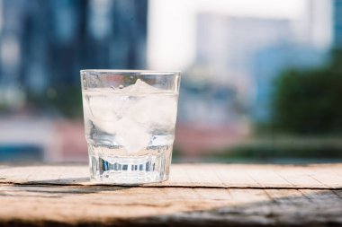 Su ve buz masada - soğuk filtre