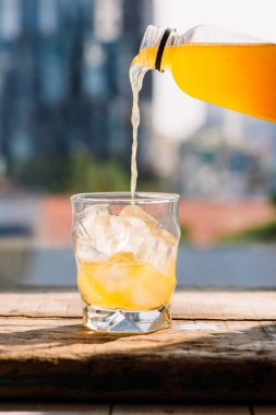 Tam bir bardak portakal suyu yakın çekim. Yaz aylarında sabah odak tanımlanamayan Restoran dışında ahşap tablo taze portakal suyu