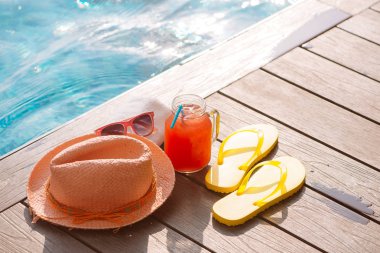 Karpuz güler yüzlü içkiyle güneş gözlüğü, hasır şapka ve terlik Yüzme Havuzu - tatil tropikal kavramı sınırında bardak taze