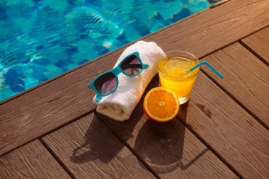 Yaz aylarında portakal suyu şapka ve güneş gözlüğü havuz sakin ol.