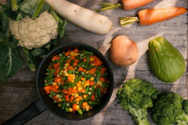 Sebze patates, havuç, karnabahar, brokoli tencerede ahşap tablo