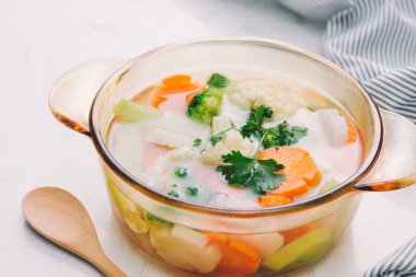sağlıklı ve taze sebze salata hazırladı.