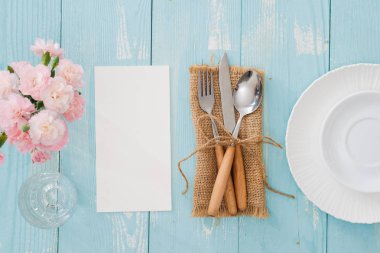 Tabak, kaşık, çatal ve bıçak ahşap arka plan üzerinde tablo ayarı