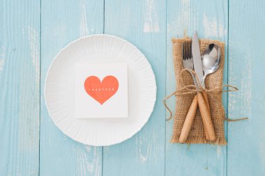 Tabak, kaşık, çatal ve bıçak ahşap arka plan üzerinde tablo ayarı