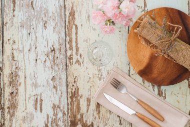 Ahşap bir masa rustik tablo ayarı