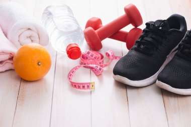 meyve kilo kaybı, bir ölçüm bandı, diyet, zayıflama, sağlıklı beslenme, sağlıklı yaşam konsepti için