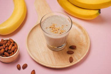 Taze muz smoothie üzerinde sarı arka plan yaptı.