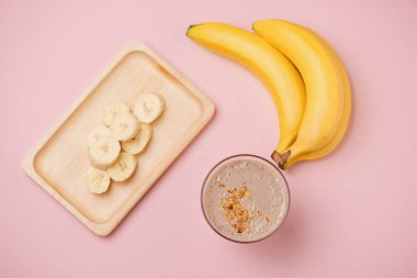 Sarı bir arka plan üzerinde Muz Smoothie. Seçici odak