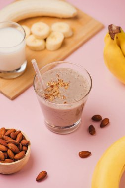 Taze muz smoothie pembe arka plan yaptı.