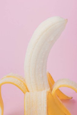 Pembe arka plan kopya alanı ile soyulmuş muz