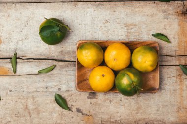 Taze mandalina portakalı. Portakal suyu yapmak için hazırlık malzemesi