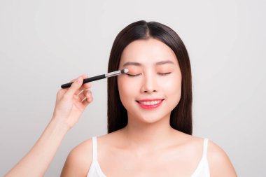 Uygulama, gözler portre için makyaj göz farı. Kadın modeli yüz moda makyaj, güzellik kavramı ile