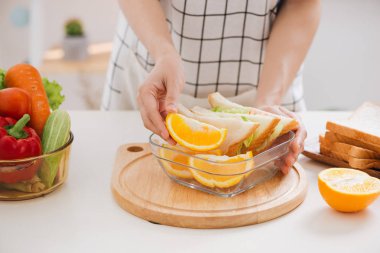 Asyalı kadın gıda (meyve ve sebze) sağlıklı beslenme çocuk (çocuk için hazırlama).