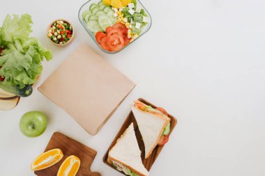 sandviç ve sebze beyaz tablo, üstten görünüm