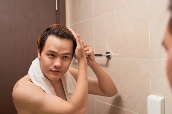 Портрет Красивого Мужчины Расчесывающего Волосы Ванной — стоковое фото