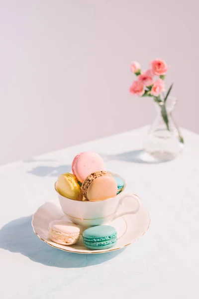 Deliciosa Sobremesa Francesa Macaroons Pastel Coloridos Vaso Com Flores Rosa — Fotografia de Stock