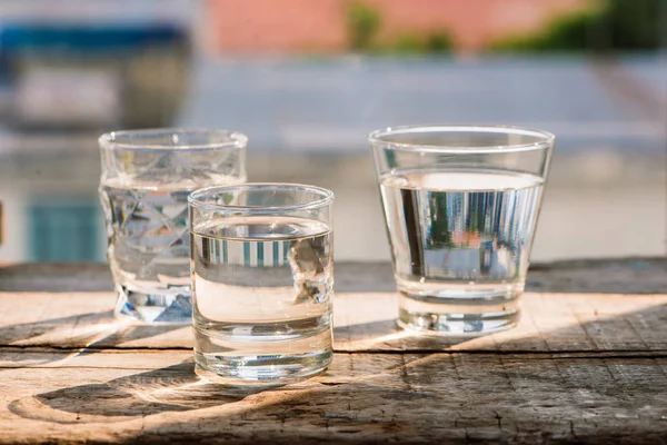 Primer Plano Los Vasos Del Agua Suelo Madera — Foto de Stock