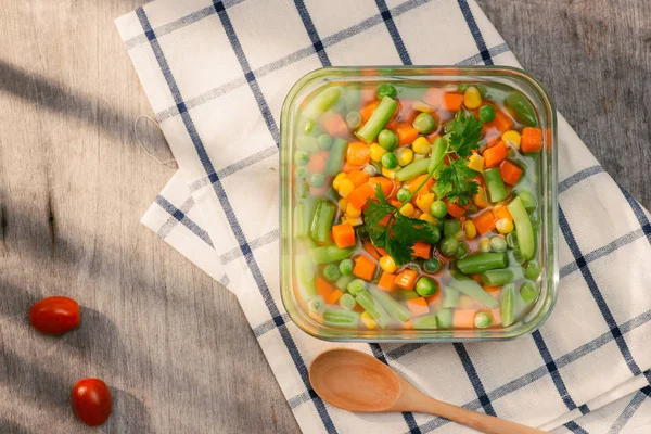 Sopa Verduras Mixtas Aisladas Una Mesa Madera — Foto de Stock