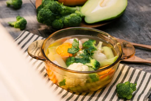 Cam Aranjman peçeteye çeşitli sebze yakın çekim