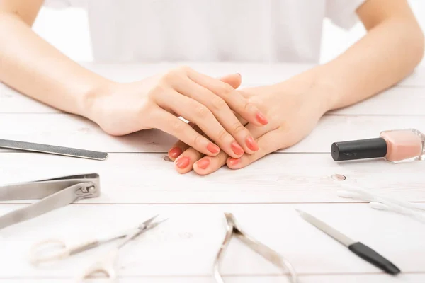 Cura Delle Unghie Manicure Belle Mani Femminili Con Smalto Manicure — Foto Stock