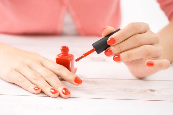 Mains Féminines Avec Manucure Rouge Une Bouteille Ouverte Vernis Sur — Photo