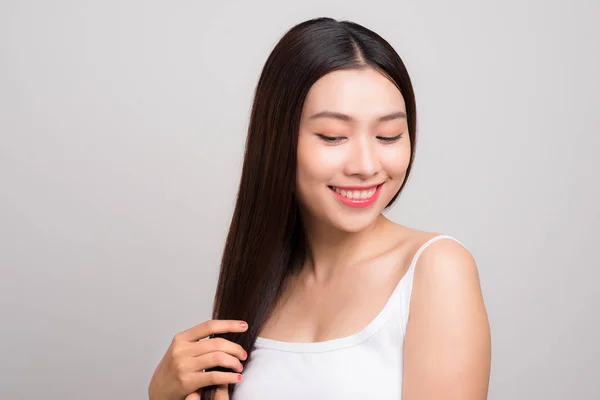 Hermosa Mujer Tocar Salud Largo Recta Cabello Cuidado Con Sonrisa — Foto de Stock