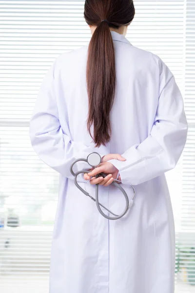 Médico Femenino Espalda Con Traje Médico Estetoscopio Mano — Foto de Stock