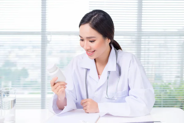 Giovane Medico Femminile Guardando Concentrato Seduto Tavola — Foto Stock