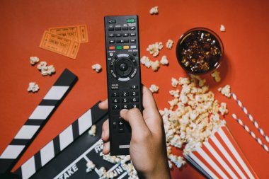 patlamış mısır üstten görünüm koyu arka plan ile film izlemek kavramı