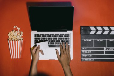 Patlamış mısır ve fıçı tahtası ile online bilet ödeme kredi kartı tutan adam. Filmler ve sinema kavramı