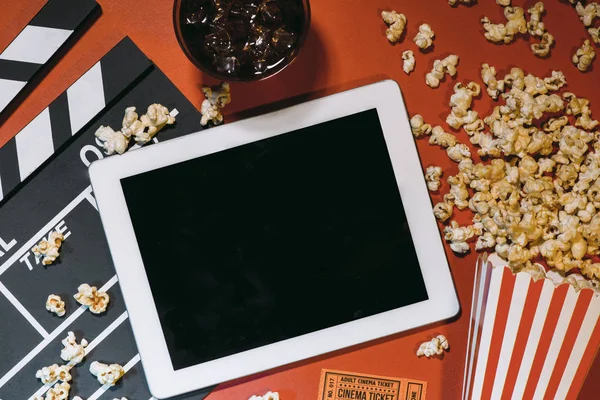 Tablet Digitale Bianco Popcorn Film Strip Cinema Film Concetto Streaming — Foto Stock